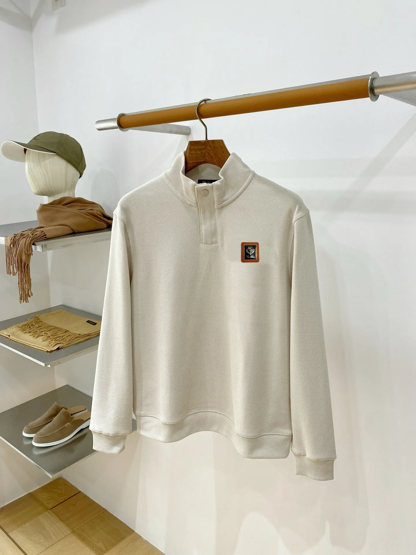 , LP 2051 autumn and winter New Arrival men's casual round neck sweatshirt, the final channel product has appeared! ! Simultaneous sales at the counter! It is no exaggeration to say that LP items have always been one of the must-have items for successful business people! The brand's high-end style and powerful aura are not something that everyone can easily overcome. The fabric is customized with 24% cotton + 69% polyester + 7% spandex, the stitching is neat, and the upper body is fashionable and stylish. Size:M-3XL